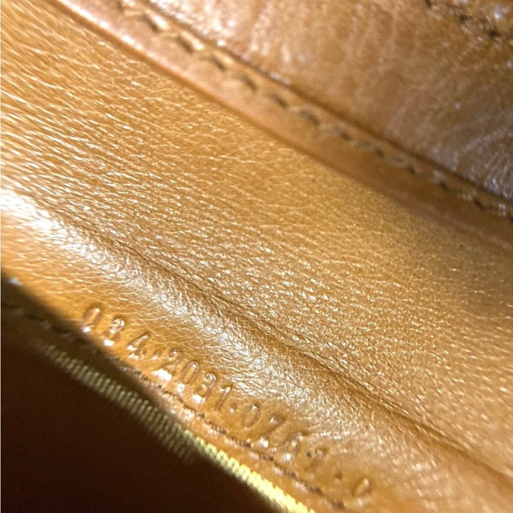 VINTAGE GUCCI LOGO EMBOSSED SOFT LEATHER WALLET - Picture 7 of 16
